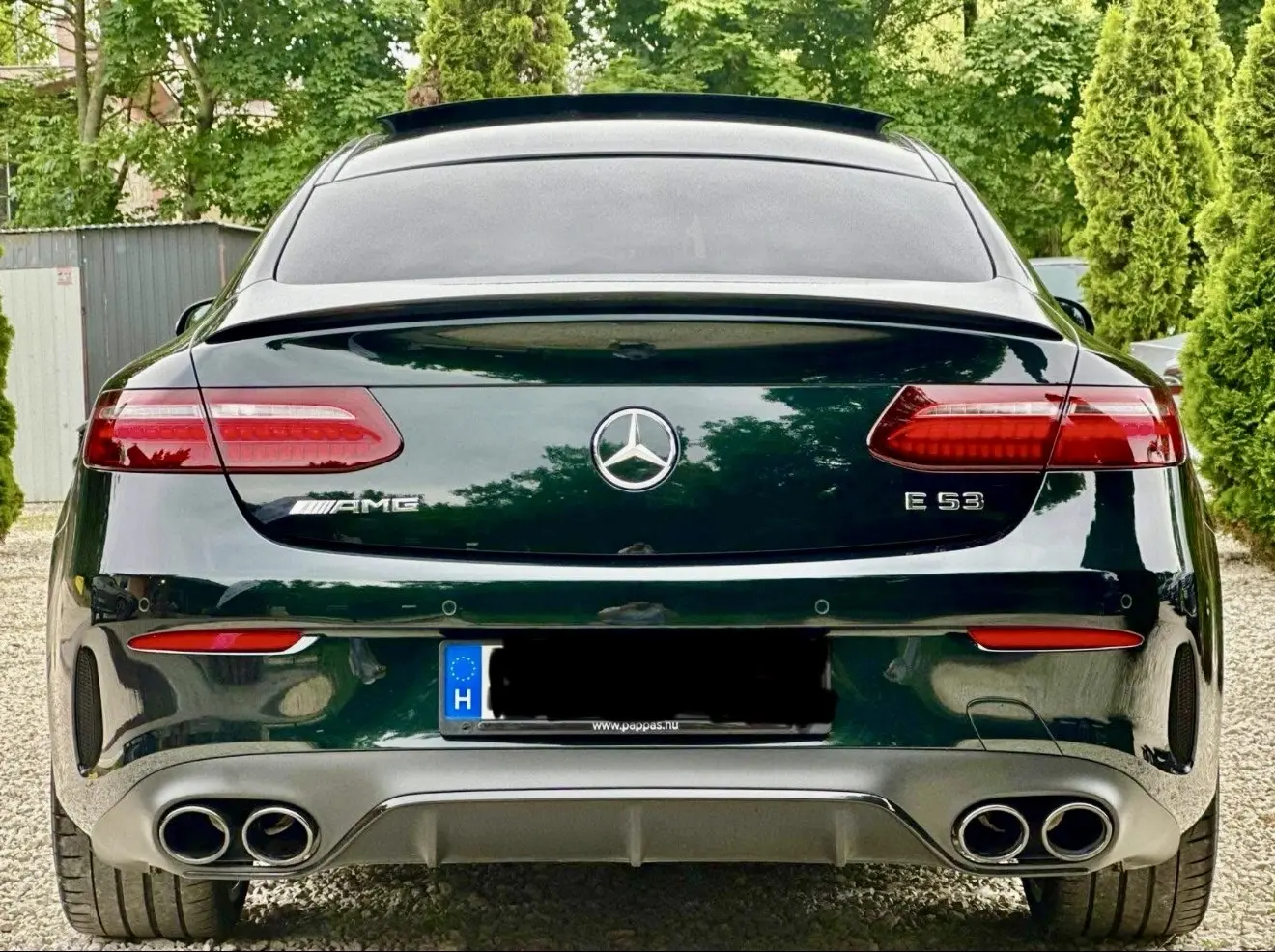 A zöld Mercedes-AMG E53 Coupé hátulról